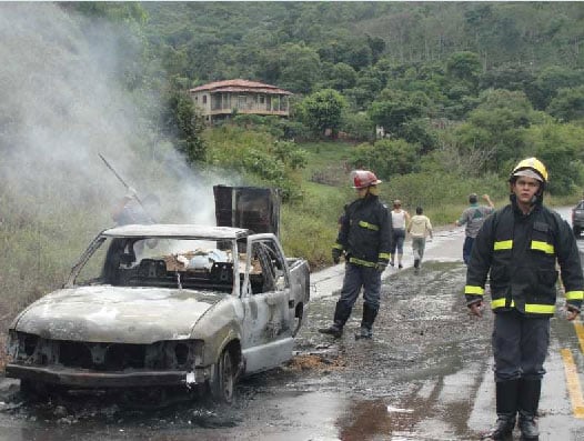 S10 pega fogo na MG-129, perto do Presídio de Itabira