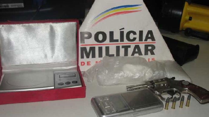 Jovem é preso com arma na cintura no bairro Gabiroba
