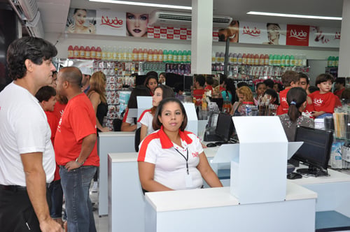 Inauguração da Nude Cosméticos atrai centenas de pessoas