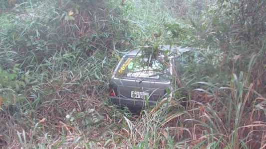 Motorista embriagado perde controle de Uno e cai em ribanceira na estrada 105