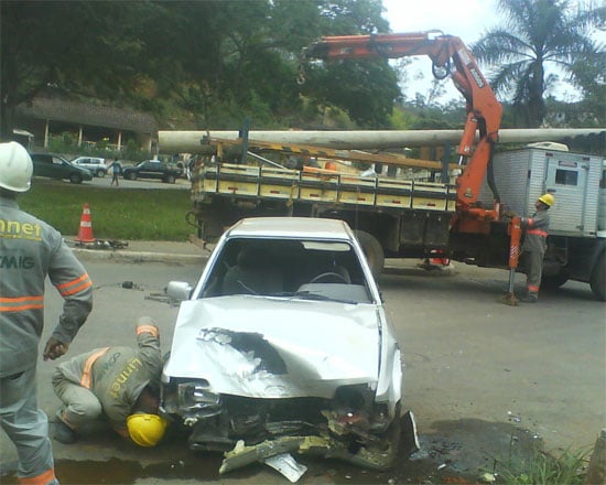 Verona bate em poste na Avenida Getúlio Vargas em Monlevade