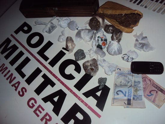 Menor é apreendido com 20 buchas de maconha