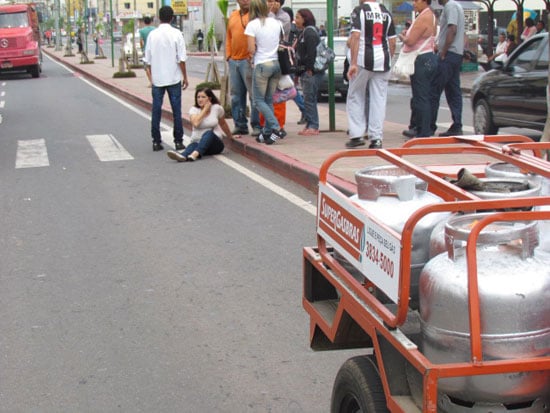 Mulher é atropelada na João Pinheiro por triciclo de empresa de gás