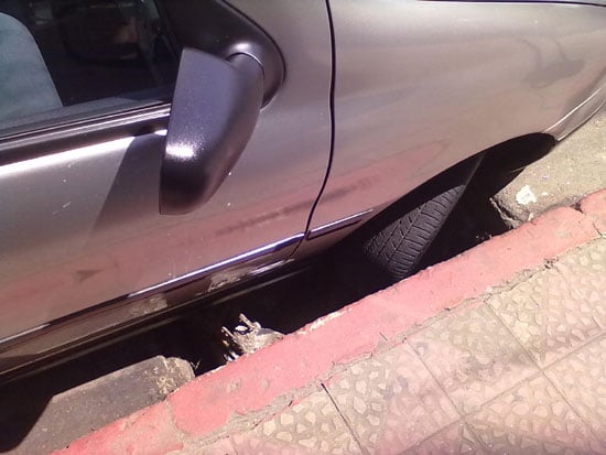 Promotora de eventos tenta estacionar carro na João Pinheiro e afunda em bueiro