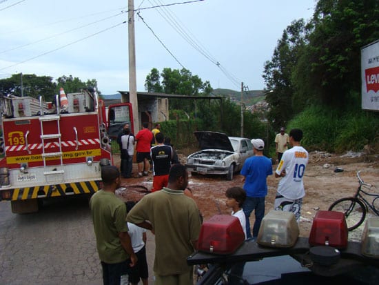 Carro pega fogo na avenida Rio Doce em Itabira