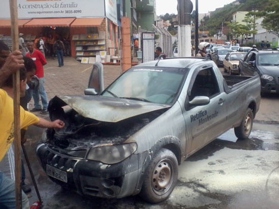 Picape Strada pega fogo no centro de Itabira