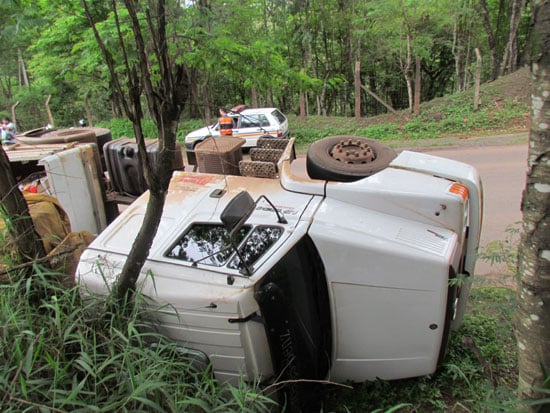 Carreta carregada com material reciclável tomba na Estrada 105