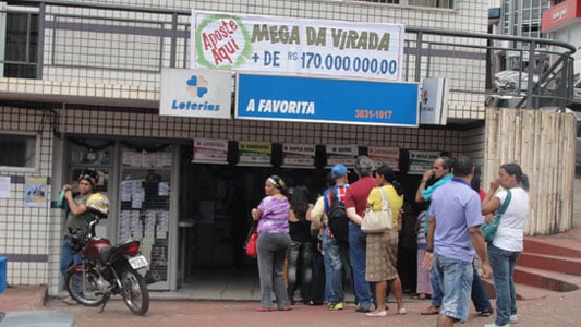 Atendente de lotérica é ameaçada por telefone e deposita R$5 mil para ladrão