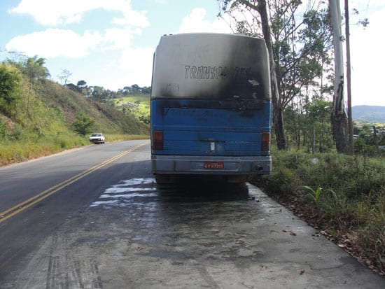 Ônibus-trailler pega fogo próximo ao motel Vale do Cisne
