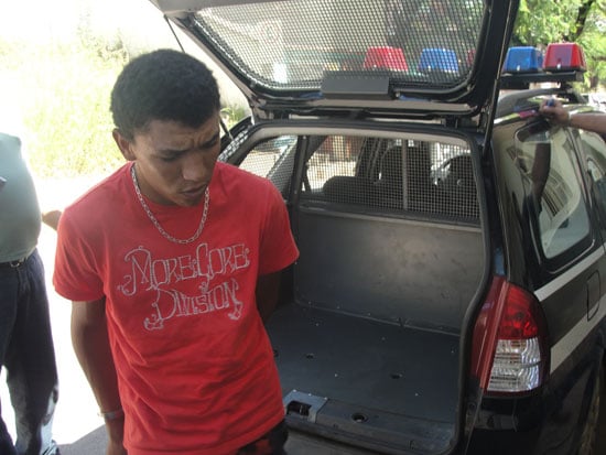 Polícia volta ao bairro Santa Marta e prende jovem com revólver carregado