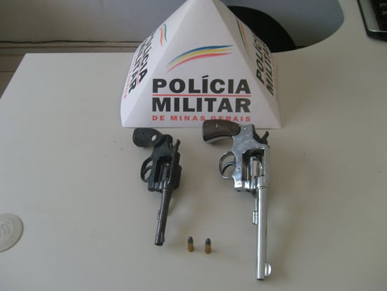 PM prende homem com dois revólveres em Santa Maria de Itabira