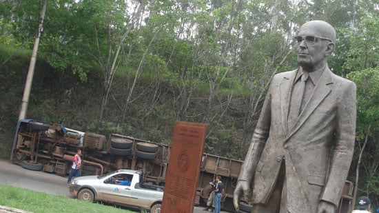 Carreta carregada de amido de milho tomba em rotatória no Areão