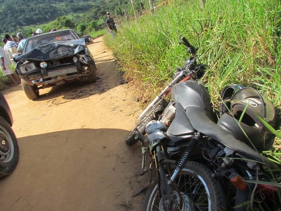 Duas pessoas ficam gravemente feridas em batida entre carro e moto