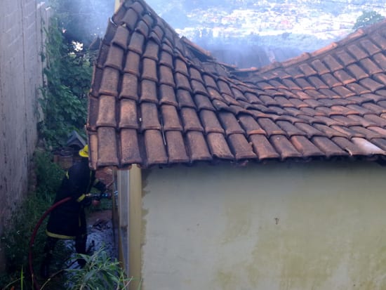 Incêndio com características criminosas destrói casa no Santa Marta
