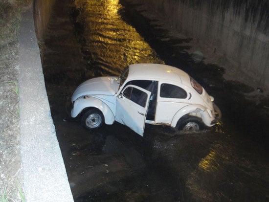 Fusca capota dentro do canal do bairro Praia