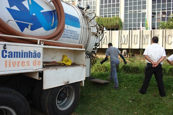 Saae desmancha banheiro improvisado dos Sem-Terra, em frente à Prefeitura