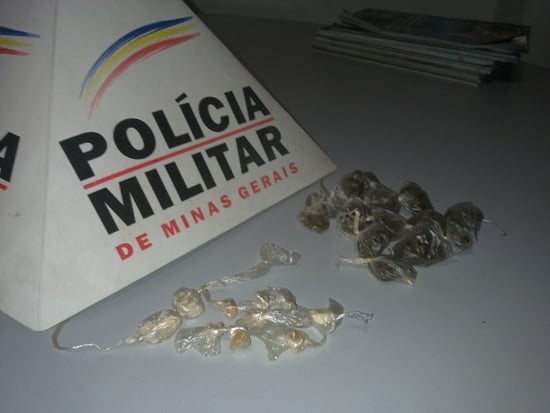 PM é chamada para atender ocorrência de agressão e acaba encontrando crack e maconha