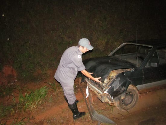 Inabilitado com sintomas de embriaguez bate carro próximo a Senhora do Carmo