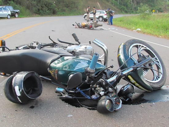Motociclista invade contramão, bate de frente com outra moto e foge a pé
