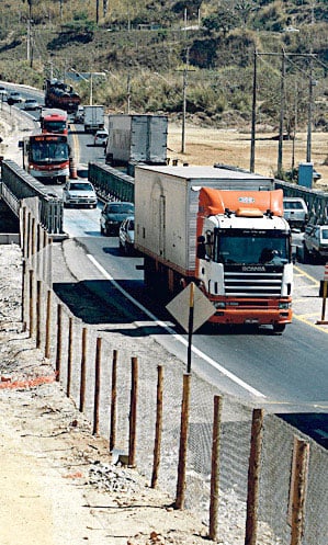 Veículos acima de 45t estão proibidos de trafegar sobre a ponte do Rio das Velhas