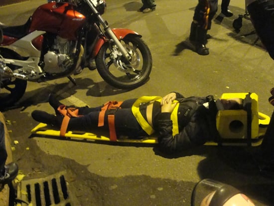 Motoqueiro ultrapassa pela direita e bate em carro na rua Juca Machado