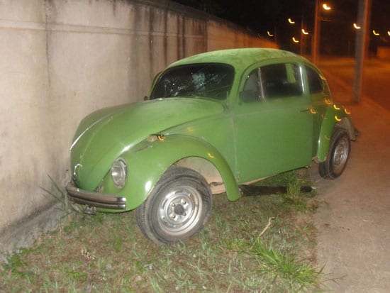 Fusca bate com violência em muro
