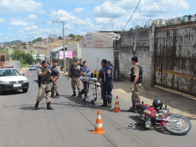 Motociclista tenta furar blitz e atropela policial no Água Fresca
