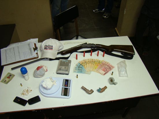 Ex-detento é preso acusado de posse de arma e tráfico de drogas