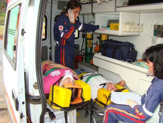 Motorista de Kombi cruza rodovia e causa acidente
