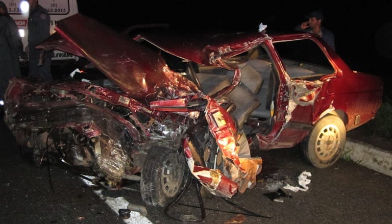Motorista morre após colidir com van na BR 381