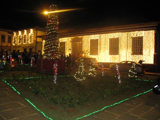 Santa Bárbara enfeita Centro Histórico para o Natal