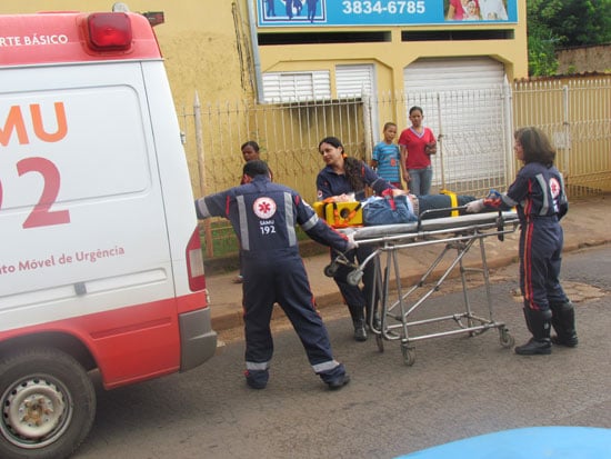 Sem espaço, carro e moto batem no bairro Água Fresca