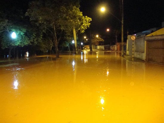 Rio Piracicaba transborda e Nova Era sofre de novo com alagamentos
