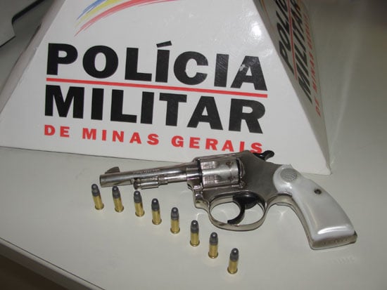 PM apreende menor de 17 anos com revólver e munições no bairro Praia
