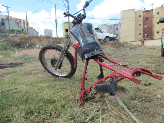 Homem encontra moto depenada quando capinava lote