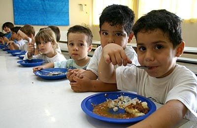 Professores são proibidos de comer merenda dos alunos