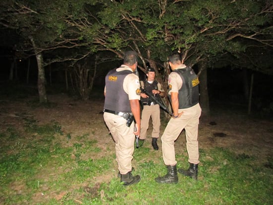 Suspeito chuta carro e atira em proprietário no Jardim das Oliveiras