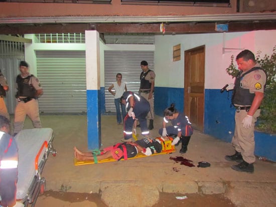 Homem é baleado por motoqueiro no bairro Gabiroba