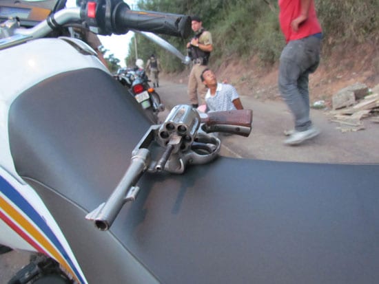 PM prende motoqueiro com revólver 38 carregado na avenida das Rosas