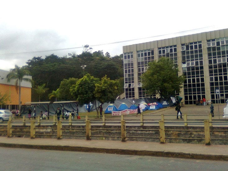 Prefeito condiciona negociações ao fim do acampamento