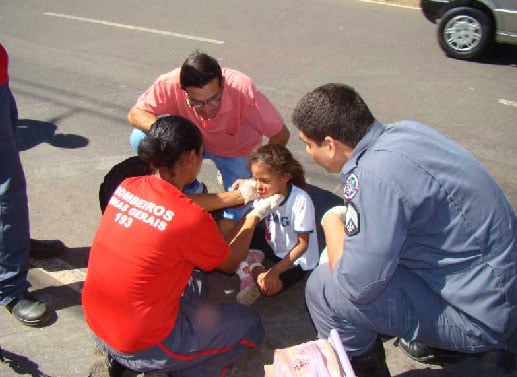 Motoqueiro atropela criança de seis anos e foge sem prestar socorro
