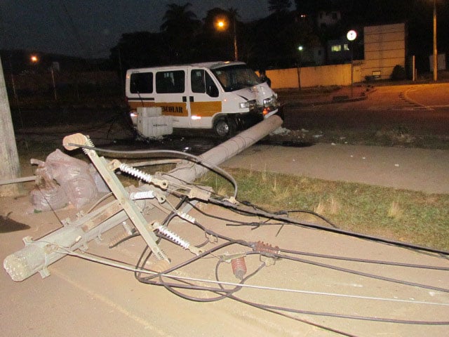 Van bate em poste, derruba transformador e fere 4 mulheres na avenida Cristina Gazire