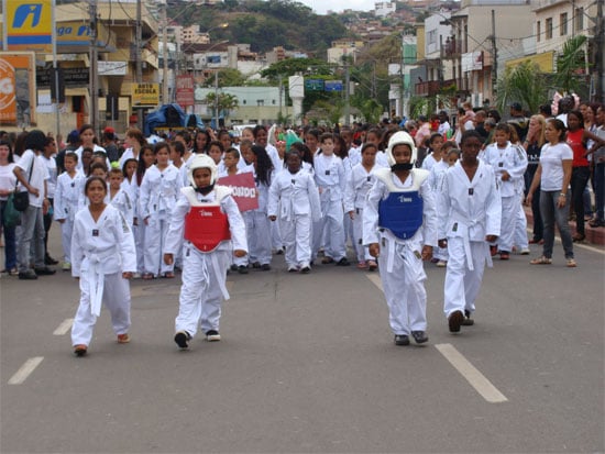 Desfile em comemoração ao aniversário de Itabira apresenta o que a cidade tem