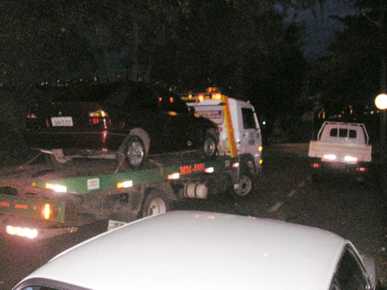 Motorista com sintomas de embriaguez abandona carro após bater em caminhão