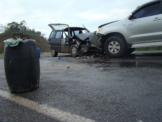Fazendeiro em Hilux bate de frente com Uno carregado de cachaça