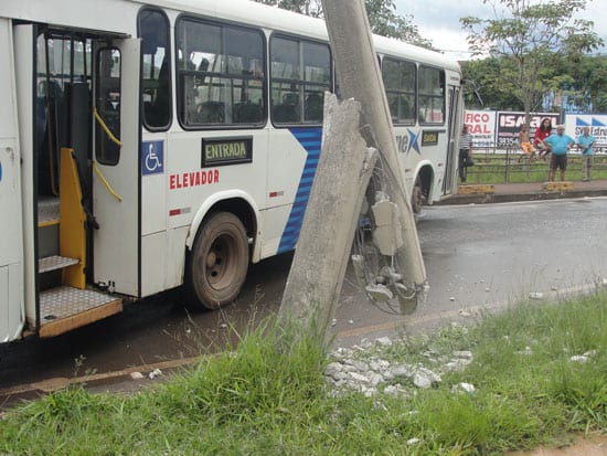 Ônibus que ia para o conserto parte poste ao meio na Cristina Gazire