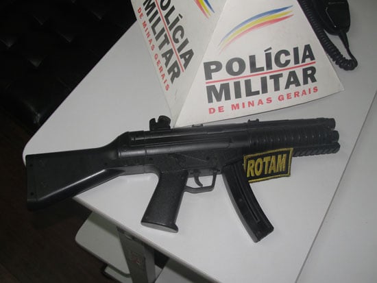 Rapaz com passagem por assalto é detido com fuzil de brinquedo