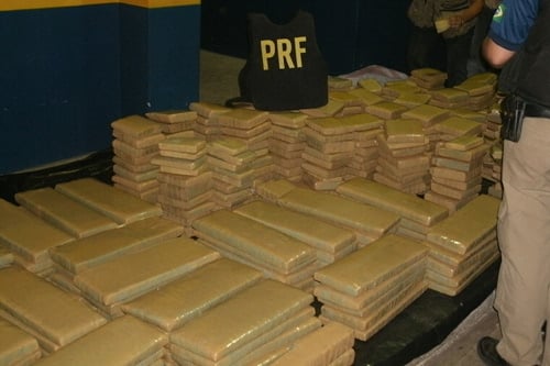 Homem foge da polícia e abandona veículo com 845kg de maconha na BR-040, em Esmeraldas