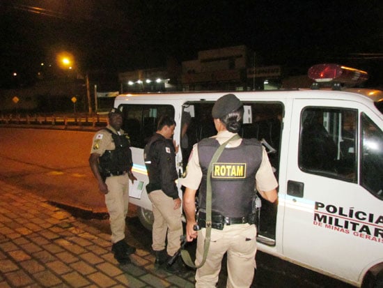 PM apreende dois menores acusados de tráfico de drogas