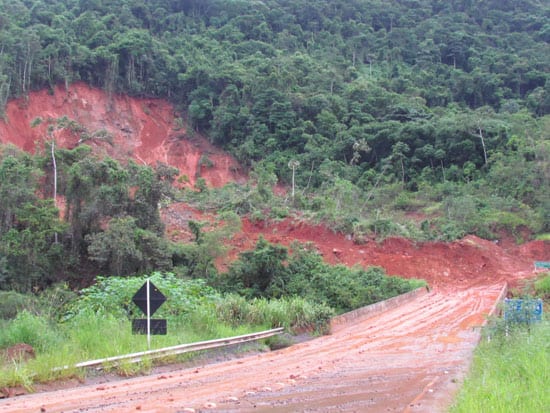 Máquinas trabalham na retirada de terra na estrada do Forninho